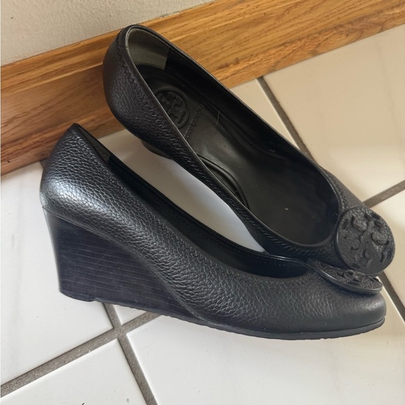 Tory Burch Black Leather Wedge Pumps – Size 8 | Logo Cap Toe - Picture 1 of 15